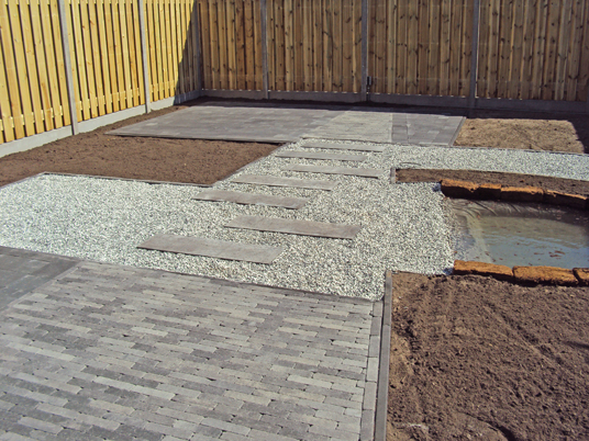 Tuin met bestrating, paddenpoel en gewolmaniseerde erfafscheiding met betonpalen Hoveniersbedrijf DECAtuinen Almere Flevoland