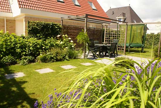 Kindvriendelijke tuin met gazon en lounge-terras Hoveniersbedrijf DECAtuinen Almere Flevoland