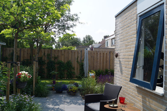 Tuin met berging en veranda achter in tuin Hoveniersbedrijf DECAtuinen Almere Flevoland