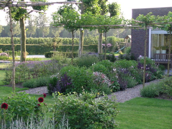 Moderne tuin strakke lijnen, romantische achtertuin ronde vormen