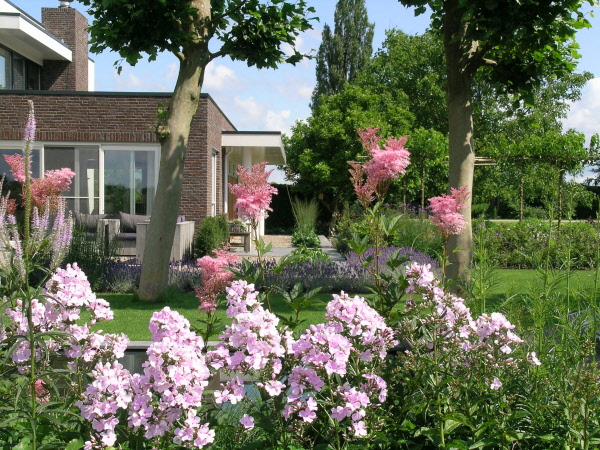 Moderne tuin strakke lijnen, romantische achtertuin ronde vormen