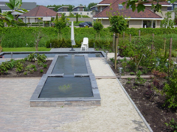Tuin met vijvers met 3 niveau\'s, trap en terrassen DECAtuinen hovenier Almere Flevoland