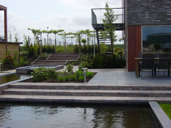 Tuin met vijvers met 3 niveau\'s, trap en terrassen DECAtuinen hovenier Almere Flevoland
