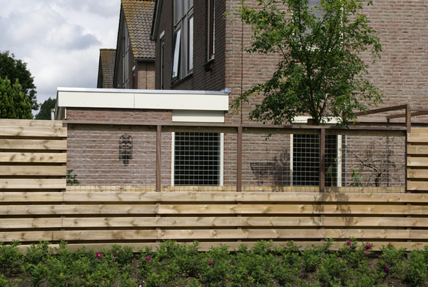 Onderhoudsarme tuin aan het water met natuurstenen terras Hoveniersbedrijf DECAtuinen Almere Flevoland