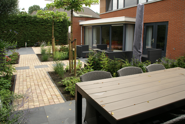 Tuin met ruime terrassen Hoveniersbedrijf DECAtuinen Almere Flevoland